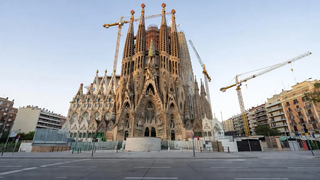 Niedokończona katedra w Barcelonie – historia Sagrada Familia