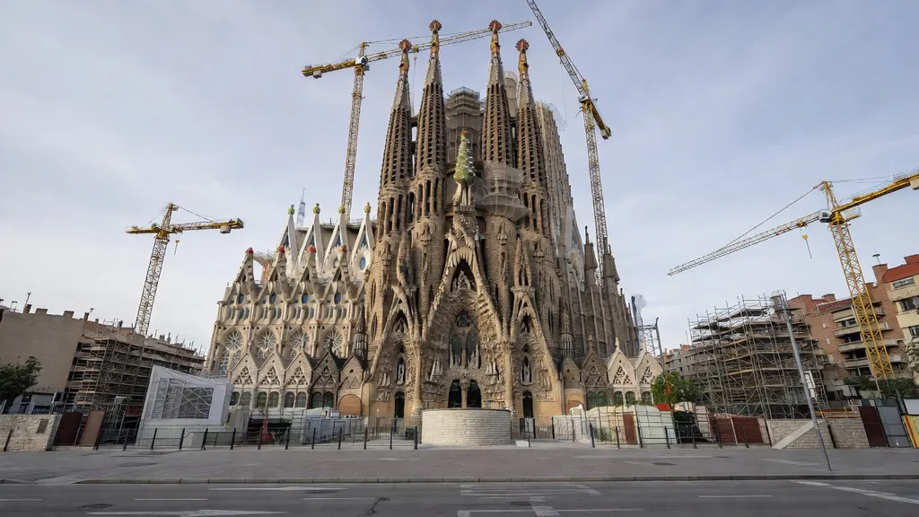 Niedokończona katedra w Barcelonie – historia Sagrada Familia